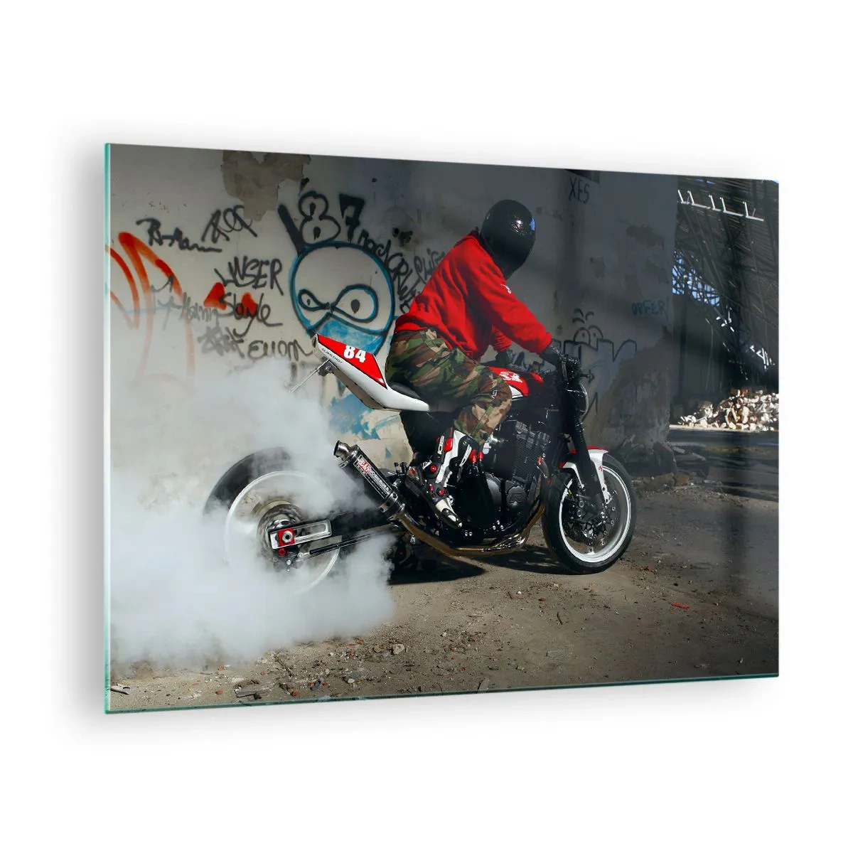 Tablou pe sticlă - Motociclist în acțiune într-un cadru industrial - 70x50cm - Gonește după mine! - Decorațiune modernă pentru perete pentru living și dormitor ARTTOR