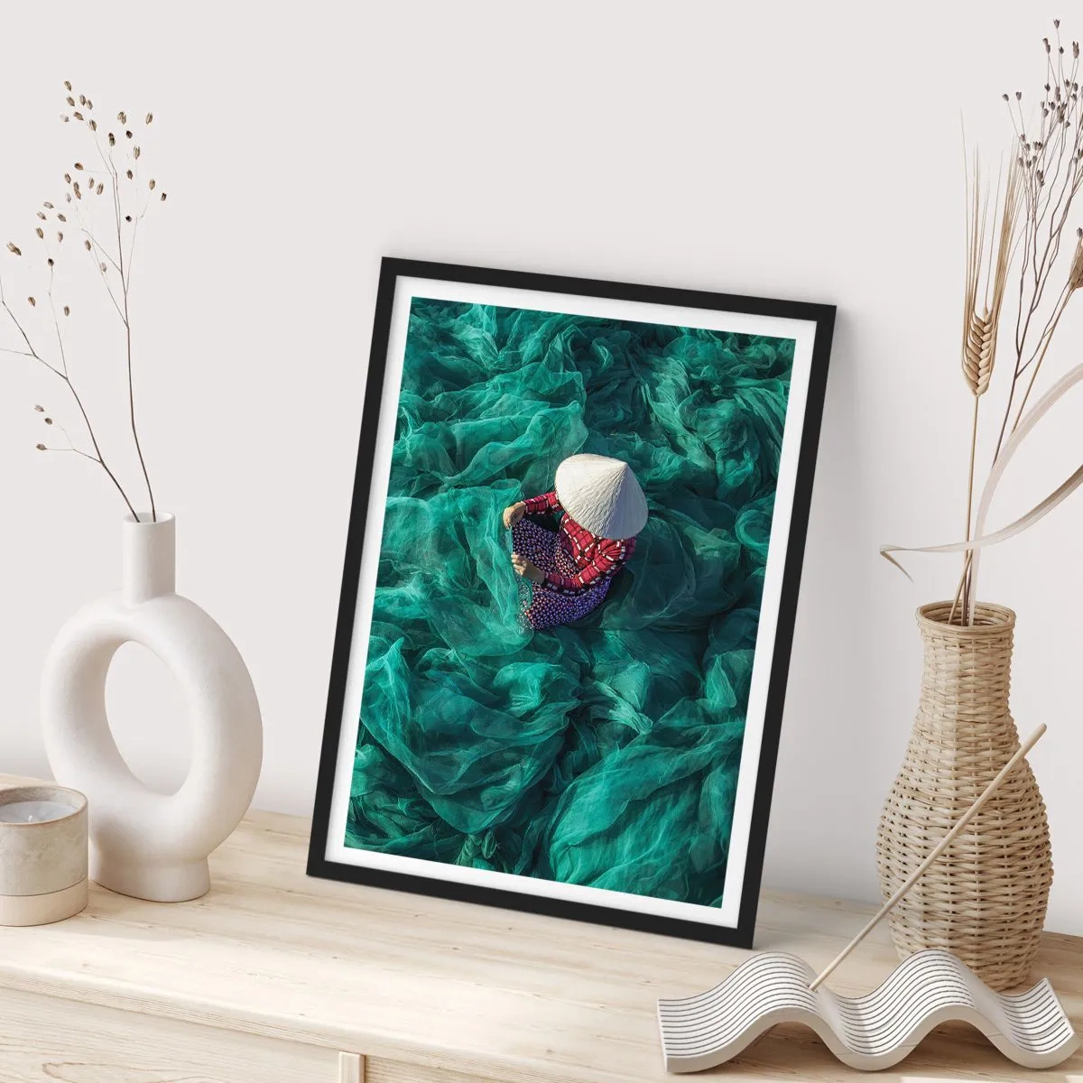 Poster în ramă neagră - O persoană purtând o pălărie printre plase de pescuit verzi - 50x70cm - Într-o mare de rețea - Decorațiune modernă pentru perete pentru living și dormitor ARTTOR