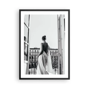 Poster în ramă neagră - O femeie în stofă albă pe un balcon cu vedere la oraș - 50x70cm - Trezirea simțurilor - Decorațiune modernă pentru perete pentru living și dormitor ARTTOR