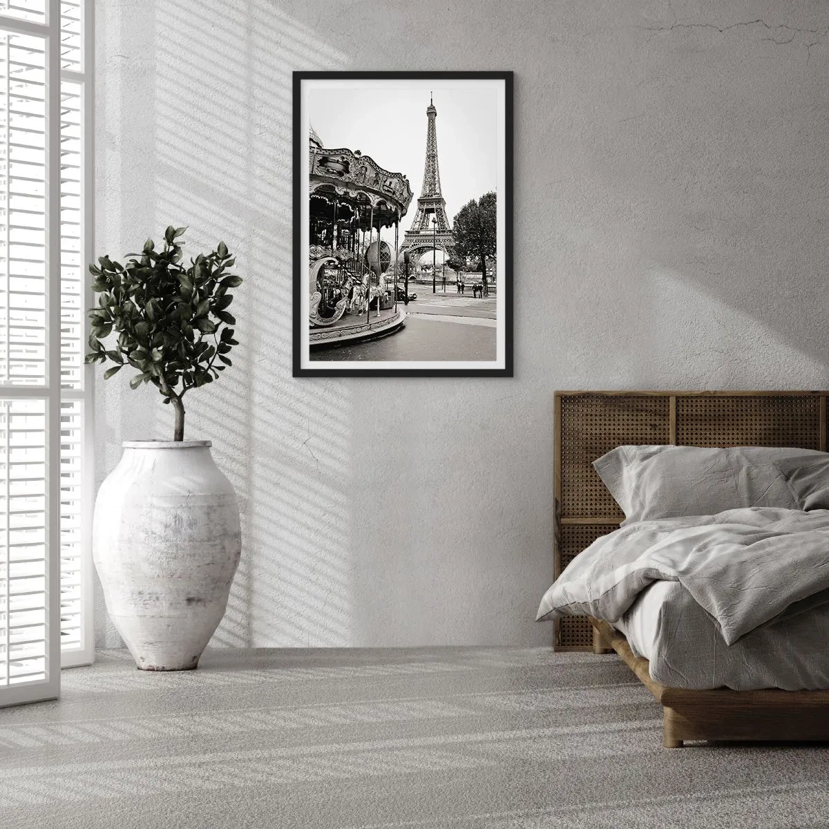 Poster în ramă neagră - Fotografie alb-negru a caruselului și a turnului din fundal - 50x70cm - Distracții retro pariziene - Decorațiune modernă pentru perete pentru living și dormitor ARTTOR