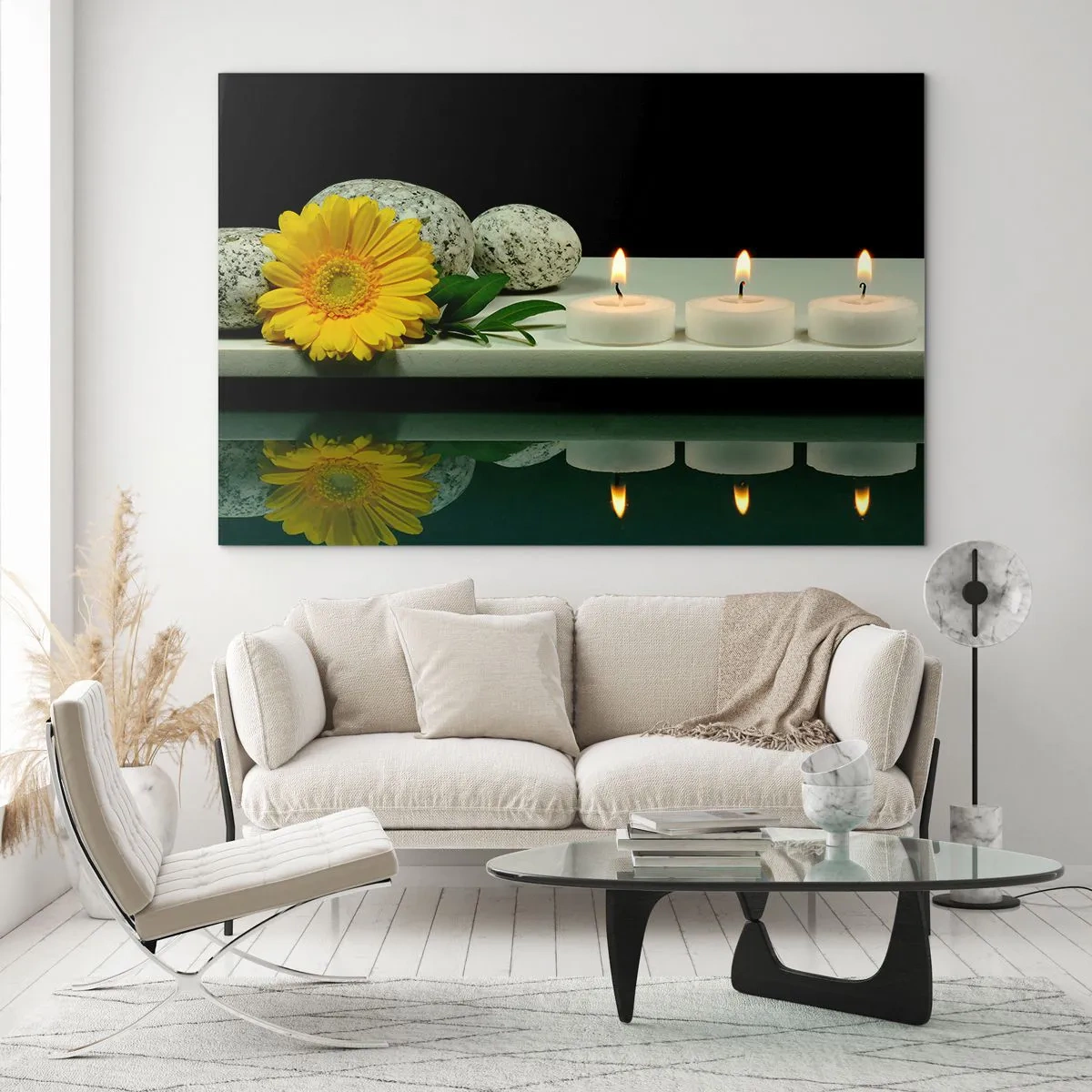 Tablou pe sticlă - Lumânări, pietre și o floare galbenă reflectate în apă - 70x50cm - Calmarea simțurilor - Decorațiune modernă pentru perete pentru living și dormitor ARTTOR