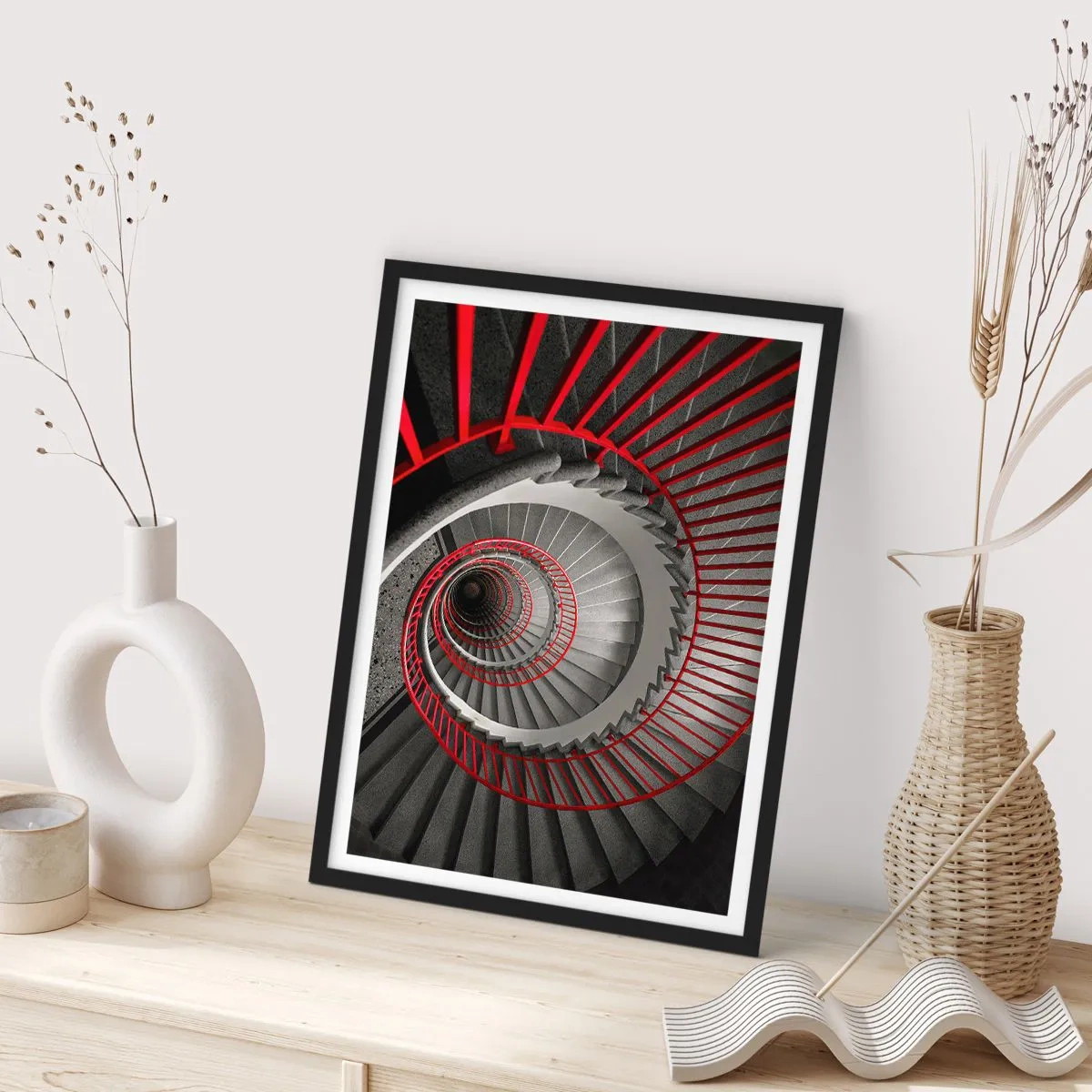 Poster în ramă neagră - Scară spiralată în alb și negru cu balustrade roșii - 50x70cm - Jocuri arhitecturale - Decorațiune modernă pentru perete pentru living și dormitor ARTTOR