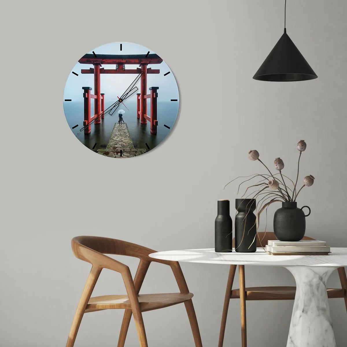 Ceas de perete - Ceas pe sticlă - Poarta Torii Roșie peste apă liniștită în ceață - 30x30cm - Reverie japoneză - Decorațiune modernă pentru perete pentru living, bucătărie și dormitor ARTTOR