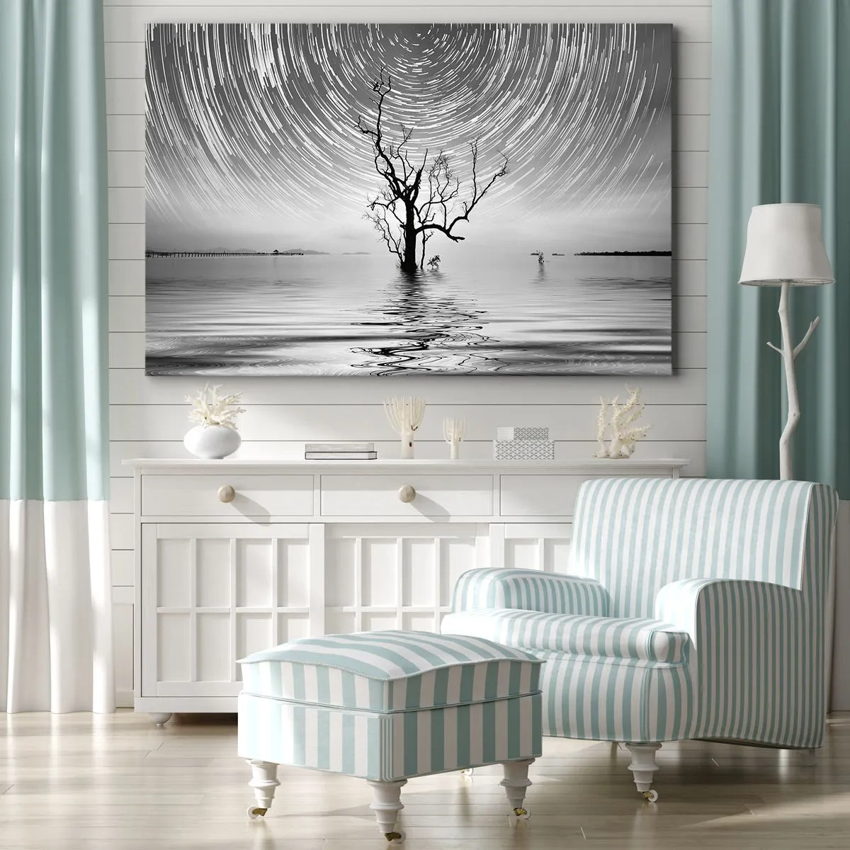 Tablou pe pânză Canvas - Un copac în apă sub un cer nocturn cu stele în mișcare - 70x50cm - O simfonie a naturii - Decorațiune modernă pentru perete pentru living și dormitor ARTTOR