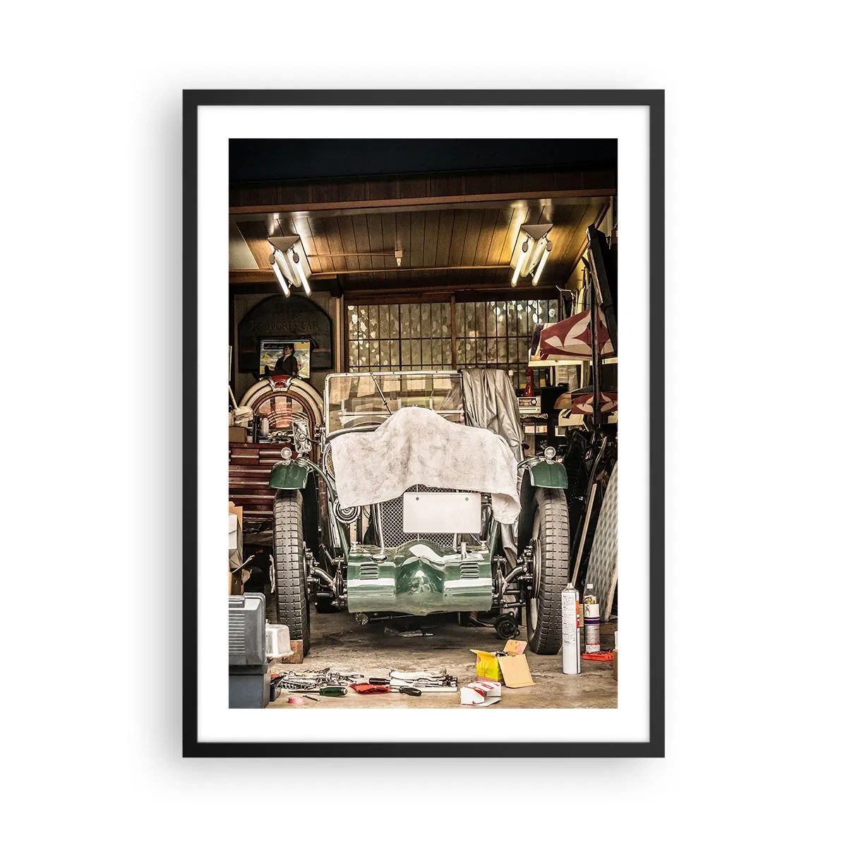 Poster în ramă neagră - O mașină de epocă într-un garaj înconjurată de unelte - 50x70cm - Înapoi în trecut - Decorațiune modernă pentru perete pentru living și dormitor ARTTOR