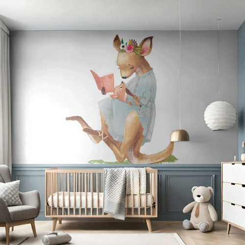 Tapet Standard Eco - Ilustrație a unei mame cangur citind o carte cu puiul ei - 100x70cm - Citește-mi, mamă - Decorațiune modernă pentru perete pentru living și dormitor ARTTOR