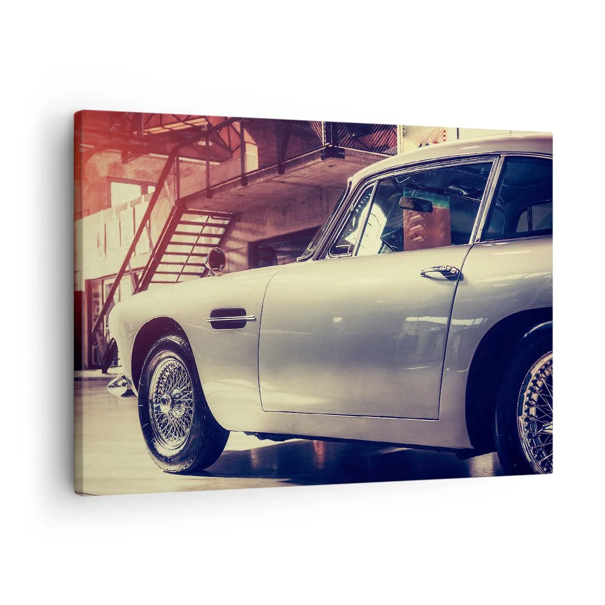 Tablou pe pânză Canvas - O mașină clasică într-un garaj elegant, cu interior industrial - 70x50cm - Clasicii nu îmbătrânesc - Decorațiune modernă pentru perete pentru living și dormitor ARTTOR