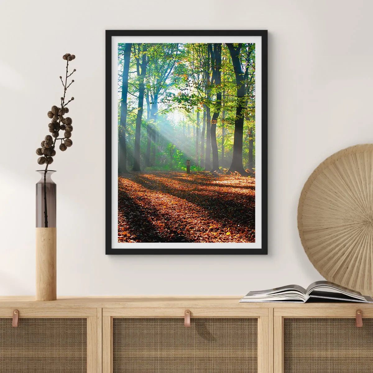Poster în ramă neagră - Razele soarelui în pădurea de toamnă - 50x70cm - Străluciri și umbre - Decorațiune modernă pentru perete pentru living și dormitor ARTTOR