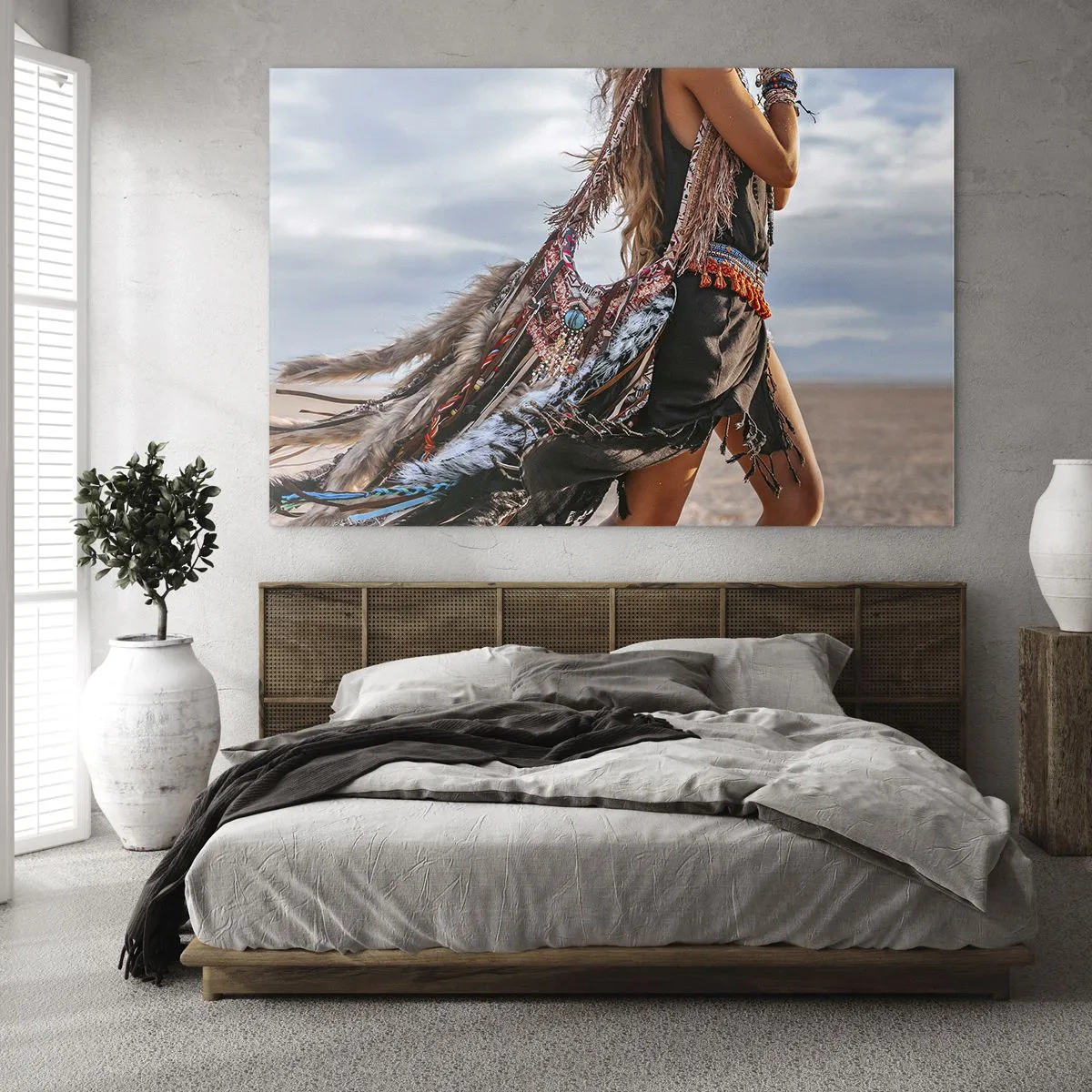 Tablou pe sticlă - Femeie în stil boho cu pene și decorațiuni pe un fundal deșertic - 70x50cm - Iubita șamanului - Decorațiune modernă pentru perete pentru living și dormitor ARTTOR