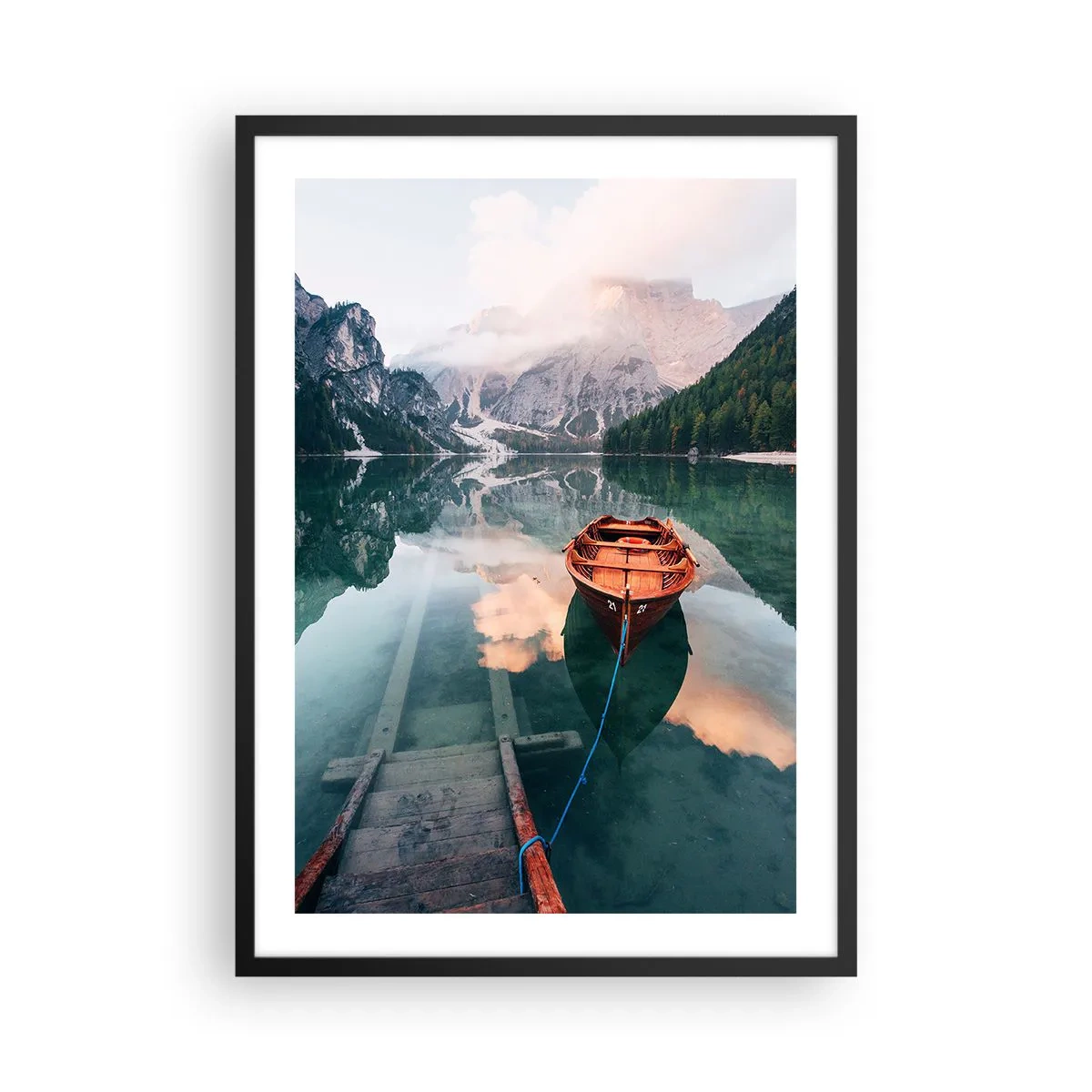 Poster în ramă neagră - O barcă de lemn pe un lac liniștit înconjurat de munți - 50x70cm - Somnul liniștit al munților - Decorațiune modernă pentru perete pentru living și dormitor ARTTOR
