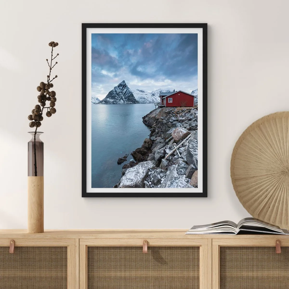 Poster în ramă neagră - Toamna alpină - 50x70cm - Refugiu scandinav - Decorațiune modernă pentru perete pentru living și dormitor ARTTOR