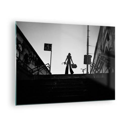 Tablou pe sticlă - Siluetă alb-negru a unei femei pe fundalul unui peisaj urban - 70x50cm - Rătăcire urbană - Decorațiune modernă pentru perete pentru living și dormitor ARTTOR