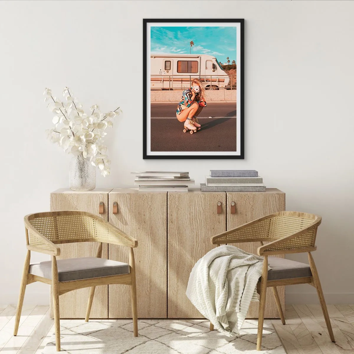 Poster în ramă neagră - O fată pe role cu o cameră în fața unei rulote - 50x70cm - Zâmbiți, vă rog! - Decorațiune modernă pentru perete pentru living și dormitor ARTTOR