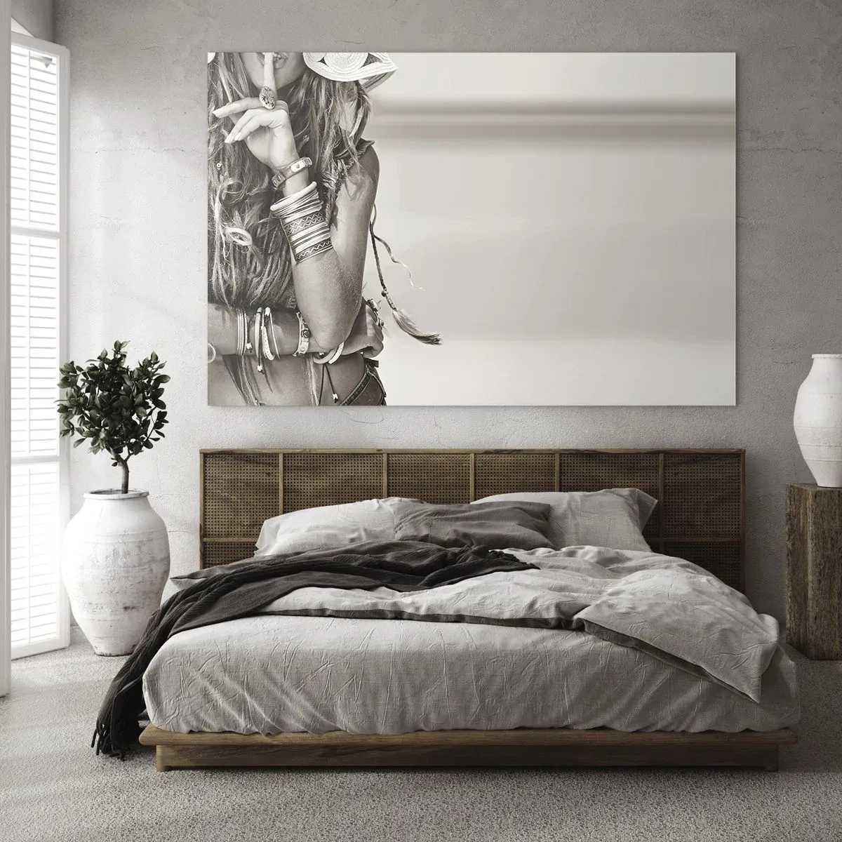 Tablou pe sticlă - O femeie în bijuterii cu degetul la buze într-o fotografie artistică - 70x50cm - Ca o fată - Decorațiune modernă pentru perete pentru living și dormitor ARTTOR