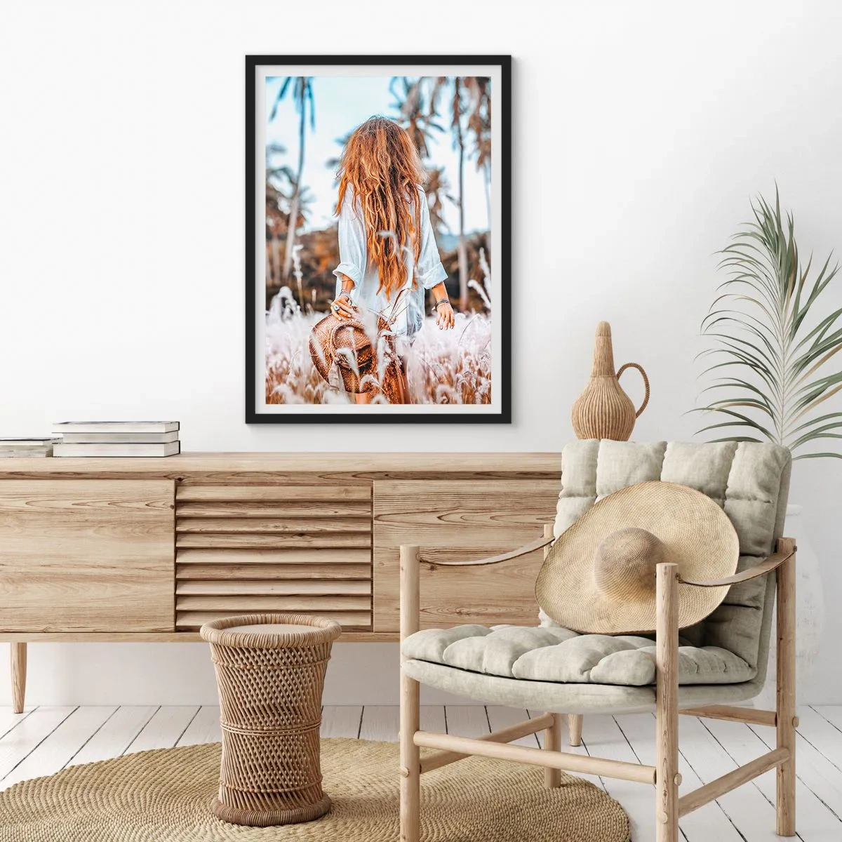 Poster în ramă neagră - O femeie în cămașă albă se plimbă printre palmieri - 50x70cm - Născută din puful de iarbă - Decorațiune modernă pentru perete pentru living și dormitor ARTTOR