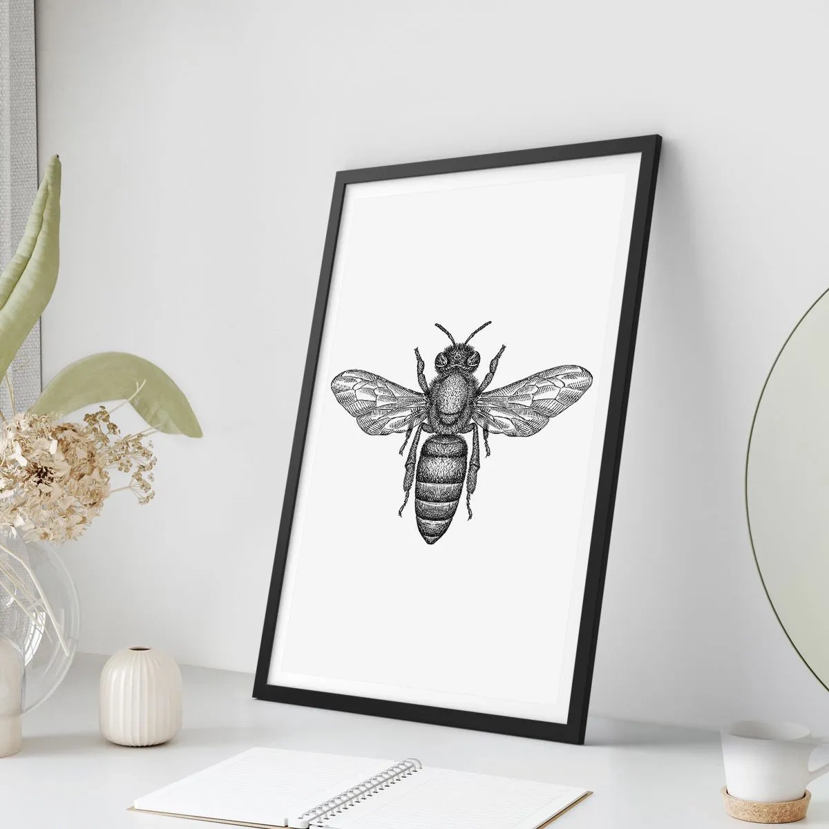 Poster în ramă neagră - Ilustrație precisă a unei albine pe fundal alb - 50x70cm - Portret de insectă - Decorațiune modernă pentru perete pentru living și dormitor ARTTOR