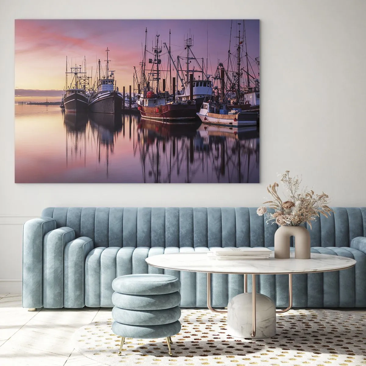 Tablou pe sticlă - Bărci de pescuit la apus într-un port liniștit - 70x50cm - Înainte de o zi plină - Decorațiune modernă pentru perete pentru living și dormitor ARTTOR
