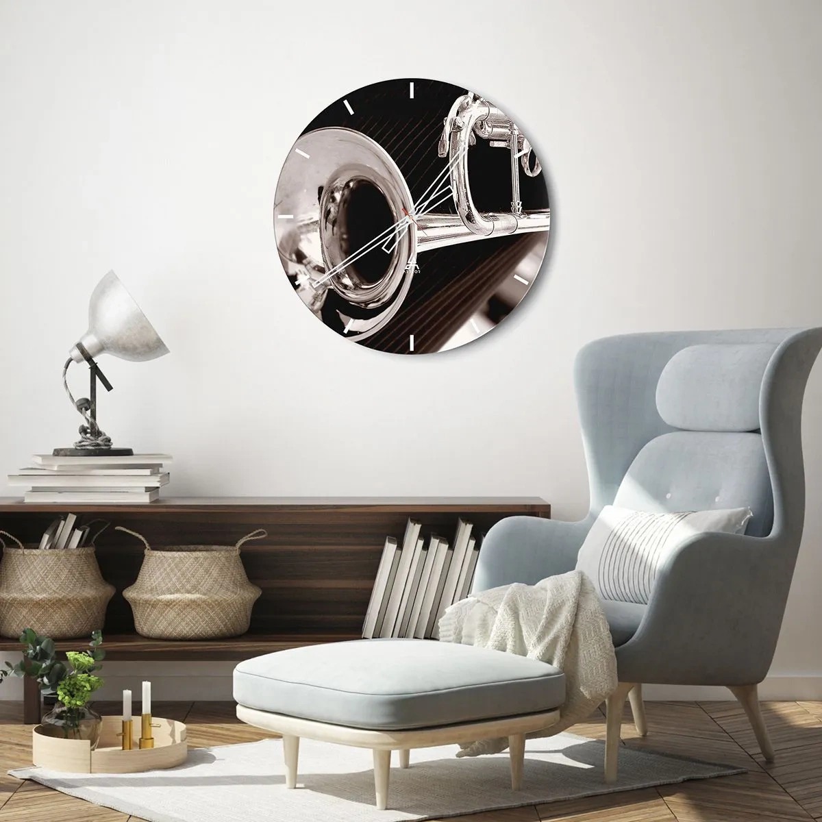 Ceas de perete - Ceas pe sticlă - Prim-plan alb-negru al unei trompete într-o fotografie artistică - 30x30cm - O călătorie muzicală în anii `30 - Decorațiune modernă pentru perete pentru living, bucătărie și dormitor ARTTOR
