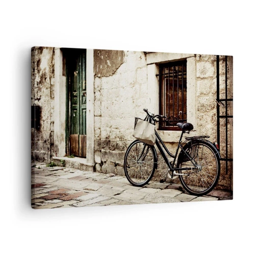 Tablou pe pânză Canvas - O bicicletă lângă un zid de piatră cu o fereastră și o ușă în stil retro - 70x50cm - Înapoi în trecut - Decorațiune modernă pentru perete pentru living și dormitor ARTTOR