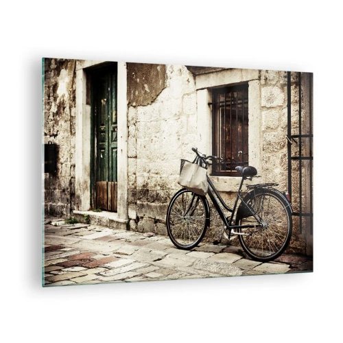 Tablou pe sticlă - O bicicletă alb-neagră rezemată de o veche casă de locuit - 70x50cm - Înapoi în trecut - Decorațiune modernă pentru perete pentru living și dormitor ARTTOR
