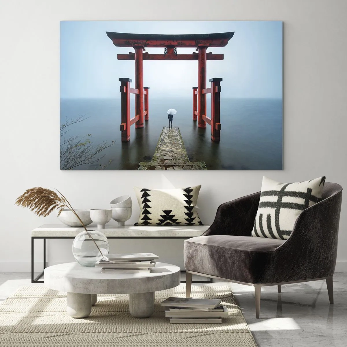 Tablou pe sticlă - Un torii roșu peste o apă calmă într-un cadru cețos - 70x50cm - Reverie japoneză - Decorațiune modernă pentru perete pentru living și dormitor ARTTOR