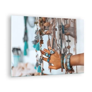 Tablou pe sticlă - Mână cu bijuterii boho atingând decor etnic - 70x50cm - Comori locale - Decorațiune modernă pentru perete pentru living și dormitor ARTTOR