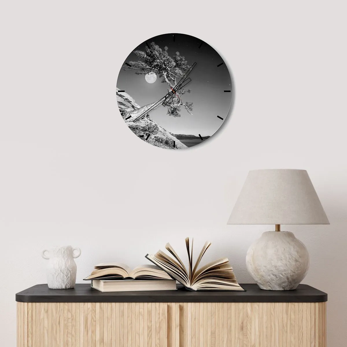 Ceas de perete - Ceas pe sticlă - Un copac aplecat pe o stâncă, cu lună plină în fundal - 30x30cm - Războinicul victorios - Decorațiune modernă pentru perete pentru living, bucătărie și dormitor ARTTOR