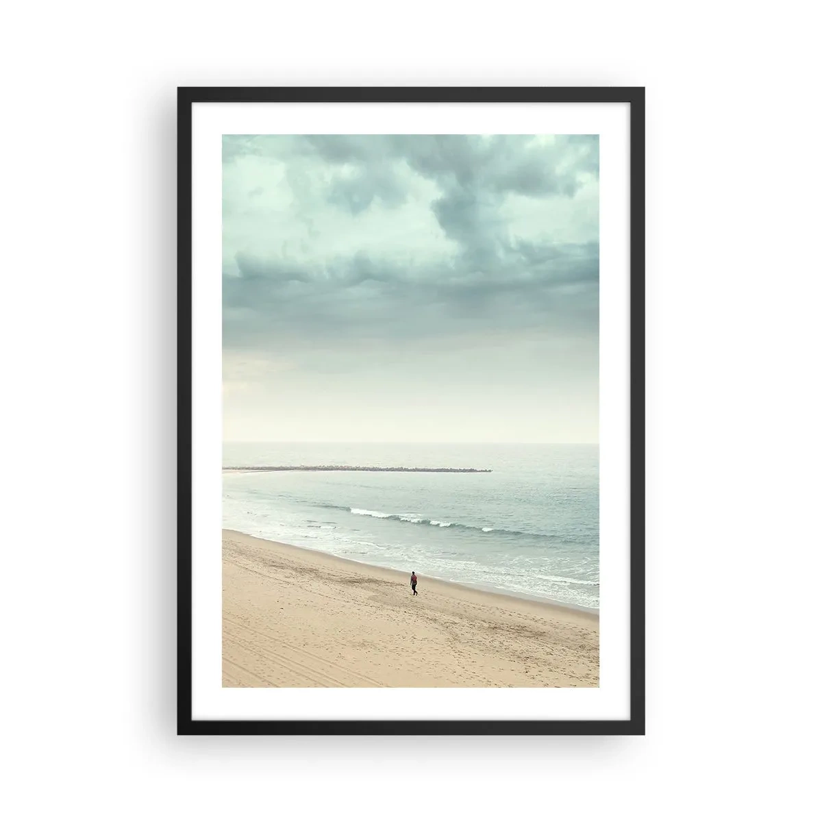 Poster în ramă neagră - O siluetă singuratică se plimbă pe țărmul mării sub un cer înnorat. - 50x70cm - Căutând liniștea - Decorațiune modernă pentru perete pentru living și dormitor ARTTOR