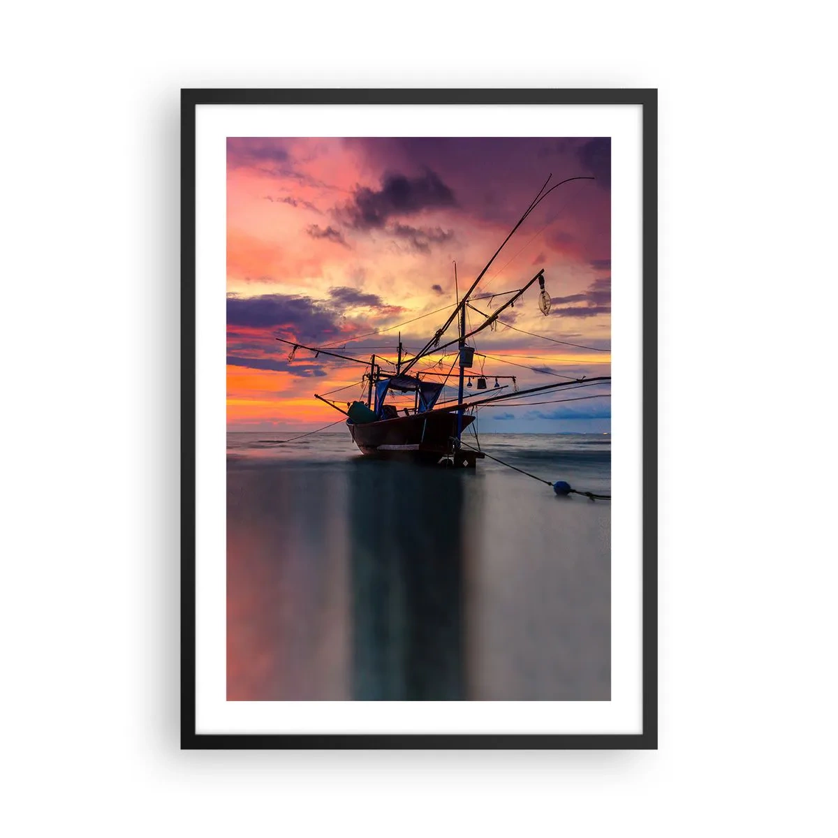Poster în ramă neagră - Navă de pescuit pe fundalul apusului de soare pe plajă - 50x70cm - O seară exotică - Decorațiune modernă pentru perete pentru living și dormitor ARTTOR