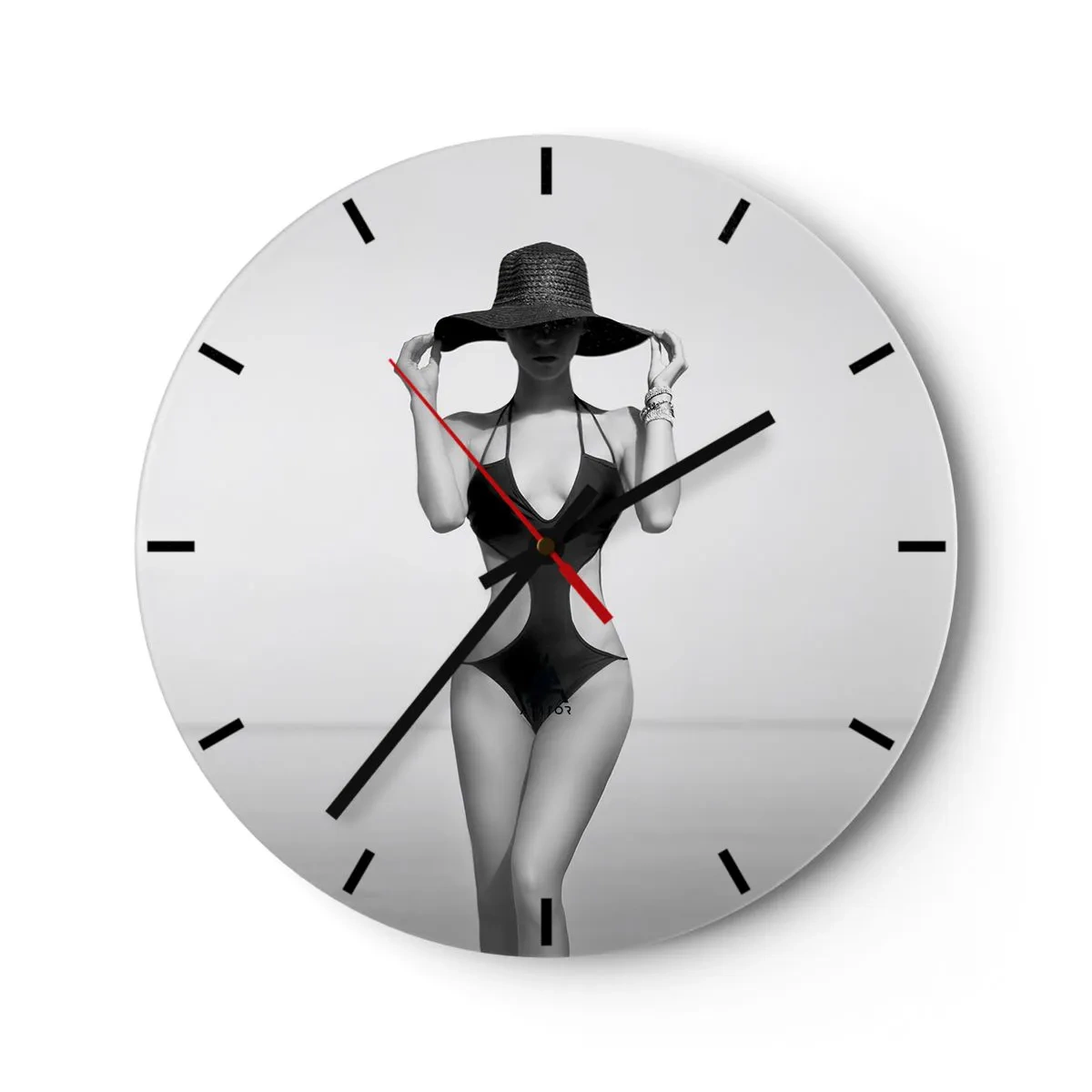 Ceas de perete - Ceas pe sticlă - O femeie într-un costum de baie negru și o pălărie pe fundalul mării - 30x30cm - Numele meu este: Eleganța - Decorațiune modernă pentru perete pentru living, bucătărie și dormitor ARTTOR