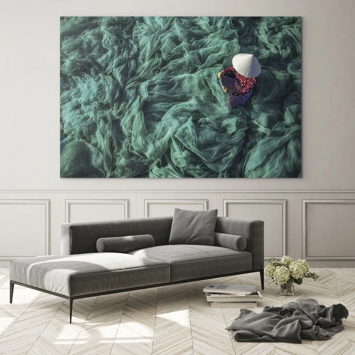 Tablou pe sticlă - femeie cu o pălărie tradițională care repară plase - 70x50cm - Într-o mare de rețea - Decorațiune modernă pentru perete pentru living și dormitor ARTTOR