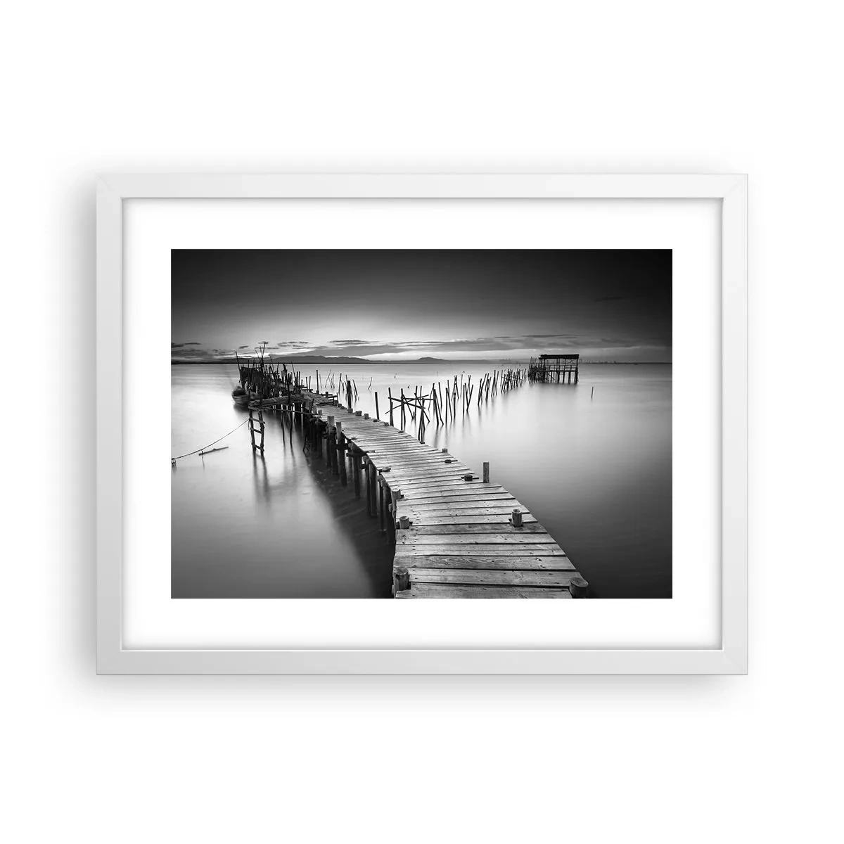 Poster în ramă albă - Liniștea unui țărm uitat - 40x30 cm