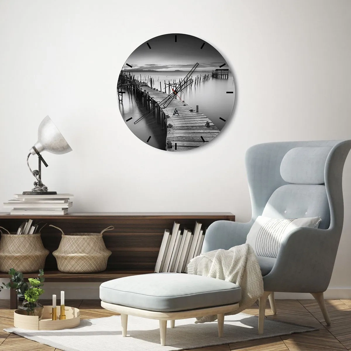Ceas de perete - Ceas pe sticlă - Un debarcader din lemn alb-negru care duce spre ape calme - 30x30cm - Liniștea unui țărm uitat - Decorațiune modernă pentru perete pentru living, bucătărie și dormitor ARTTOR