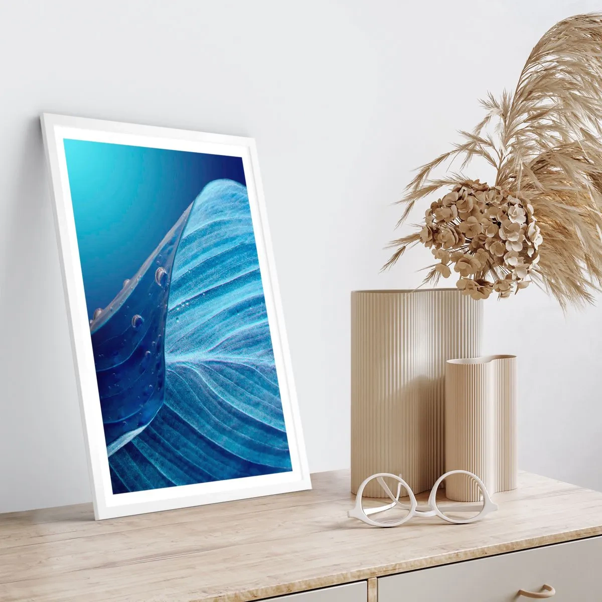 Poster în ramă albă - Picături ascunse de albastru - 40x50 cm