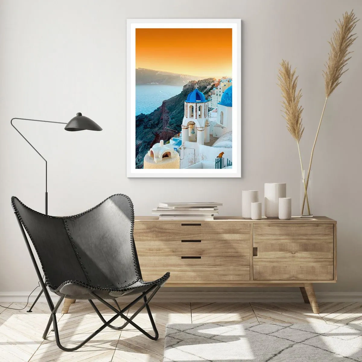 Poster în ramă albă - Santorini - îmbrățișat de stânci - 50x70 cm