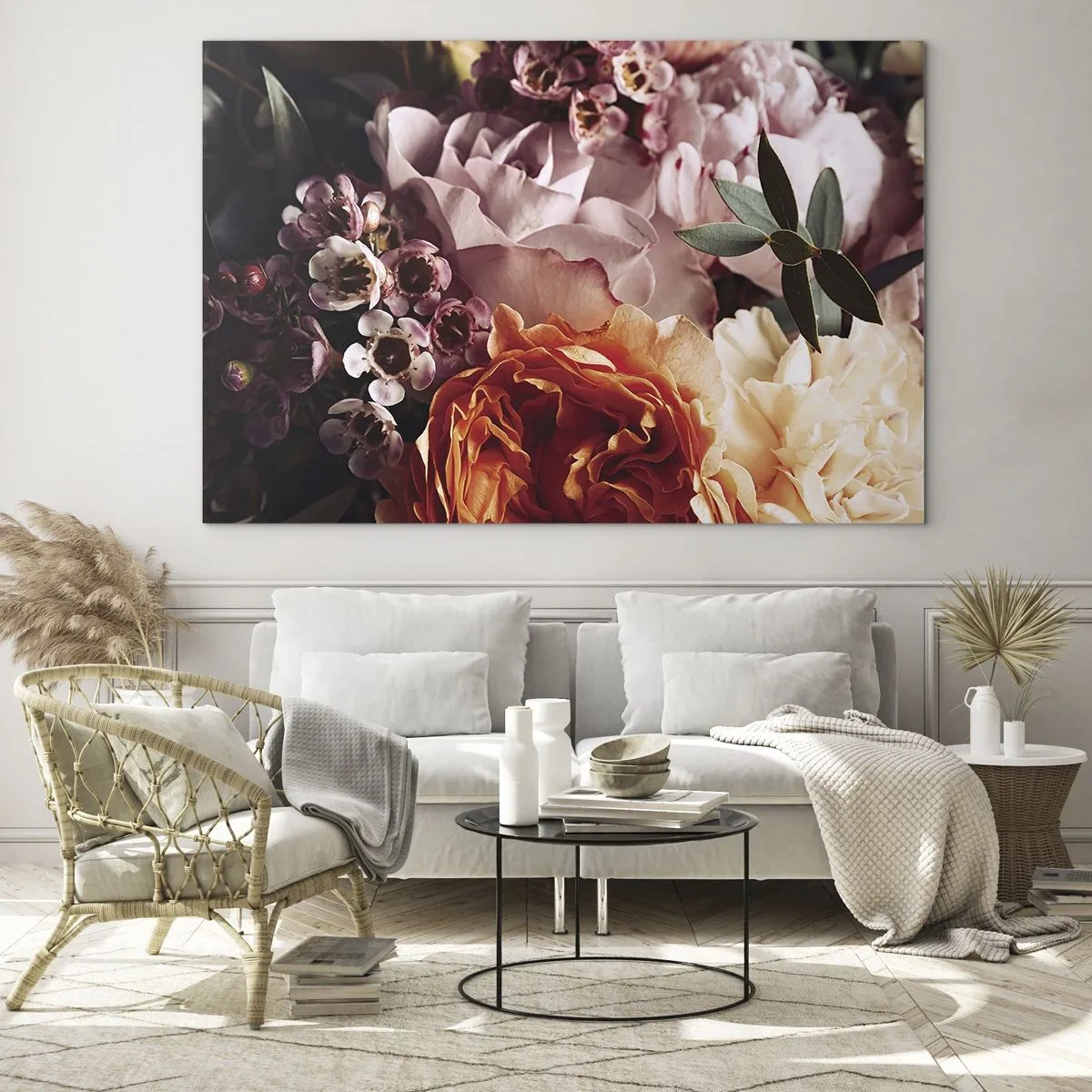 Tablou pe sticlă - Un prim-plan al unei compoziții de trandafiri, garoafe și flori mici. - 70x50cm - Înghesuite în frumusețe - Decorațiune modernă pentru perete pentru living și dormitor ARTTOR