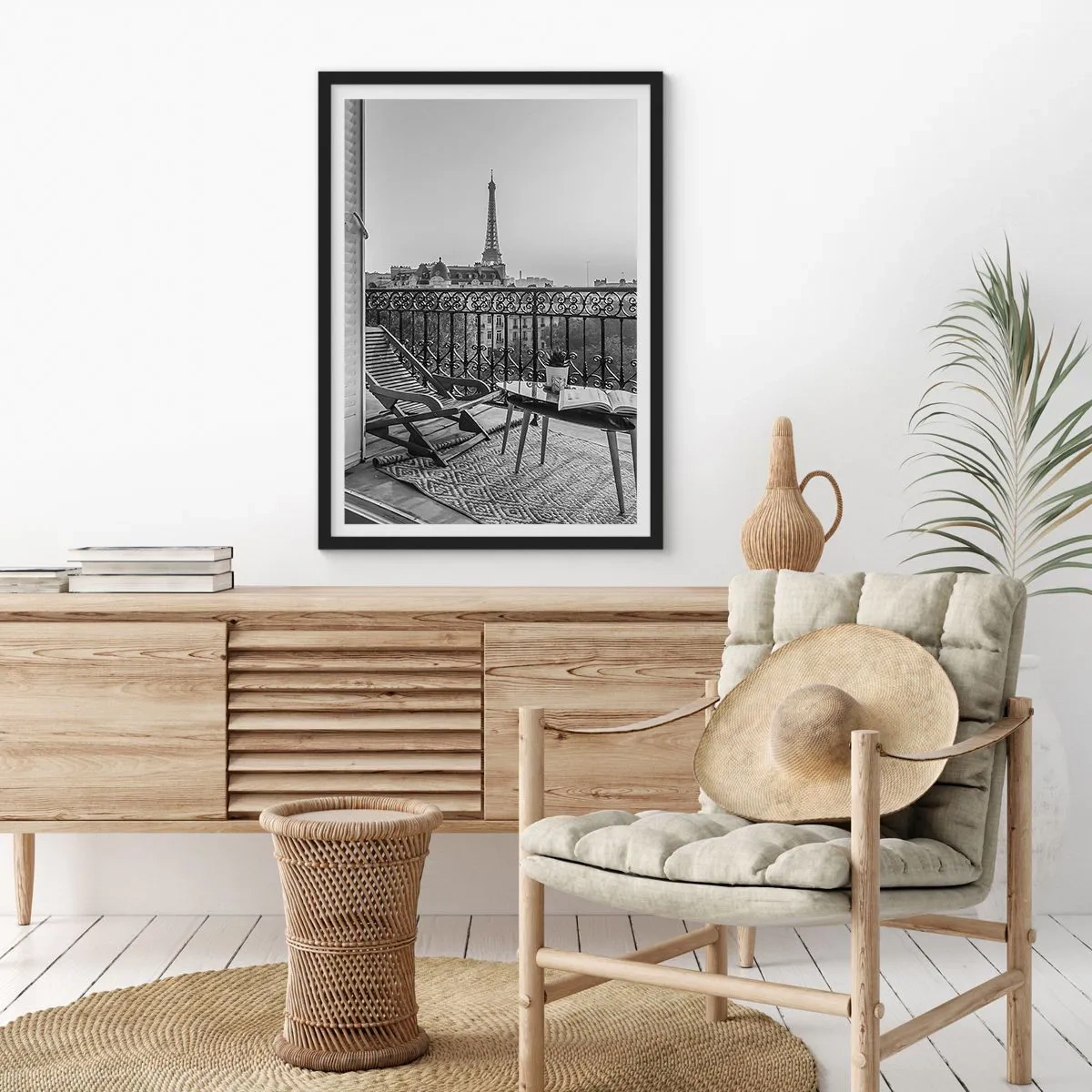Poster în ramă neagră - Vedere a Turnului Eiffel de pe un elegant balcon parizian - 50x70cm - După-amiază pariziană - Decorațiune modernă pentru perete pentru living și dormitor ARTTOR