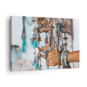 Tablou pe pânză Canvas - O mână împodobită cu bijuterii boho cu decorațiuni în fundal - 70x50cm - Comori locale - Decorațiune modernă pentru perete pentru living și dormitor ARTTOR