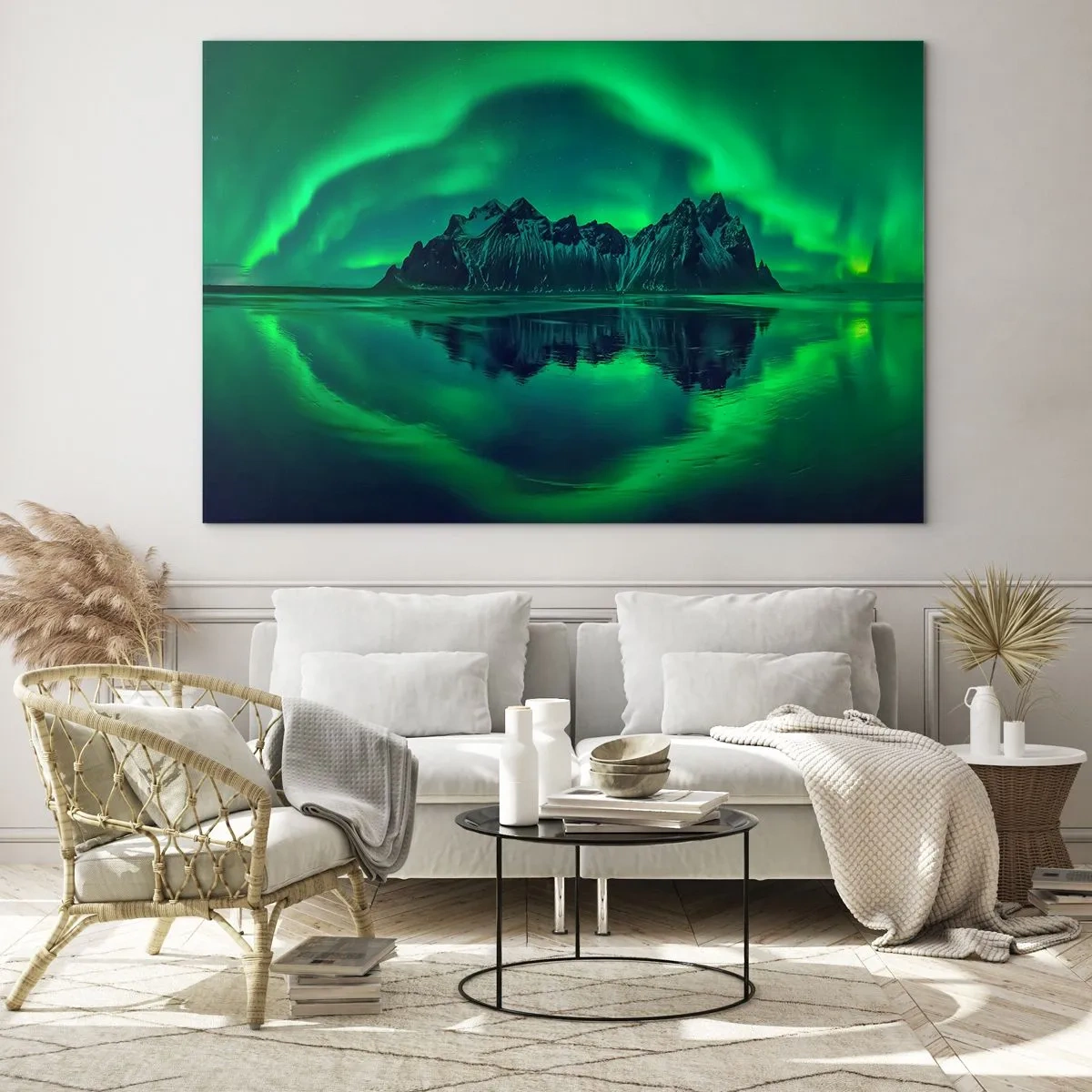 Tablou pe sticlă - Aurora boreală plutind deasupra unui peisaj montan și reflectându-se în apă - 70x50cm - În brațele aurorei - Decorațiune modernă pentru perete pentru living și dormitor ARTTOR
