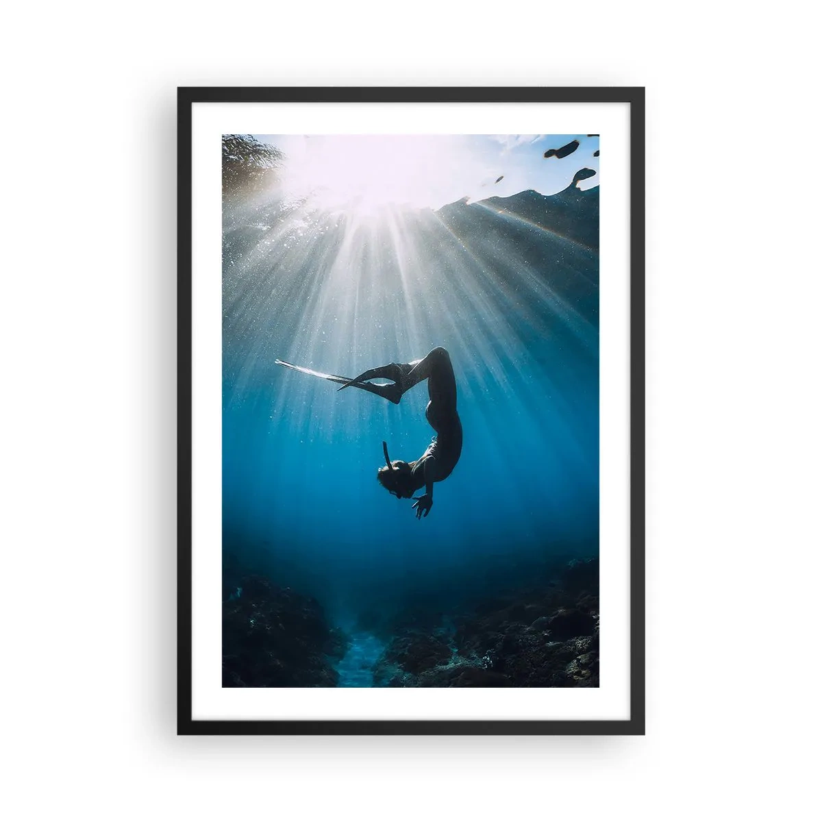 Poster în ramă neagră - Scafandru în razele de lumină sub apă - 50x70cm - Dans subacvatic - Decorațiune modernă pentru perete pentru living și dormitor ARTTOR