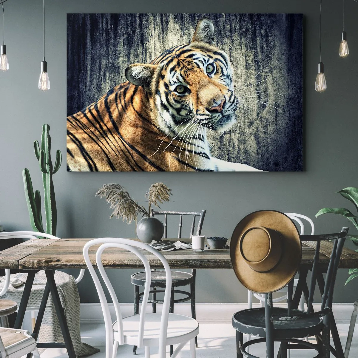 Tablou pe pânză Canvas - Un tigru întins pe un perete cu textură aspră - 70x50cm - Portret în fluxuri de lumină - Decorațiune modernă pentru perete pentru living și dormitor ARTTOR