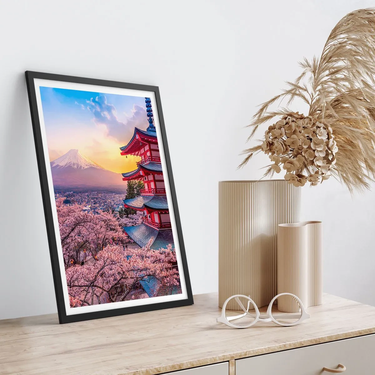 Poster în ramă neagră - pagodă cu vedere la Muntele Fuji, înconjurată de flori de cireș la apus - 50x70cm - Esența spiritului japonez - Decorațiune modernă pentru perete pentru living și dormitor ARTTOR