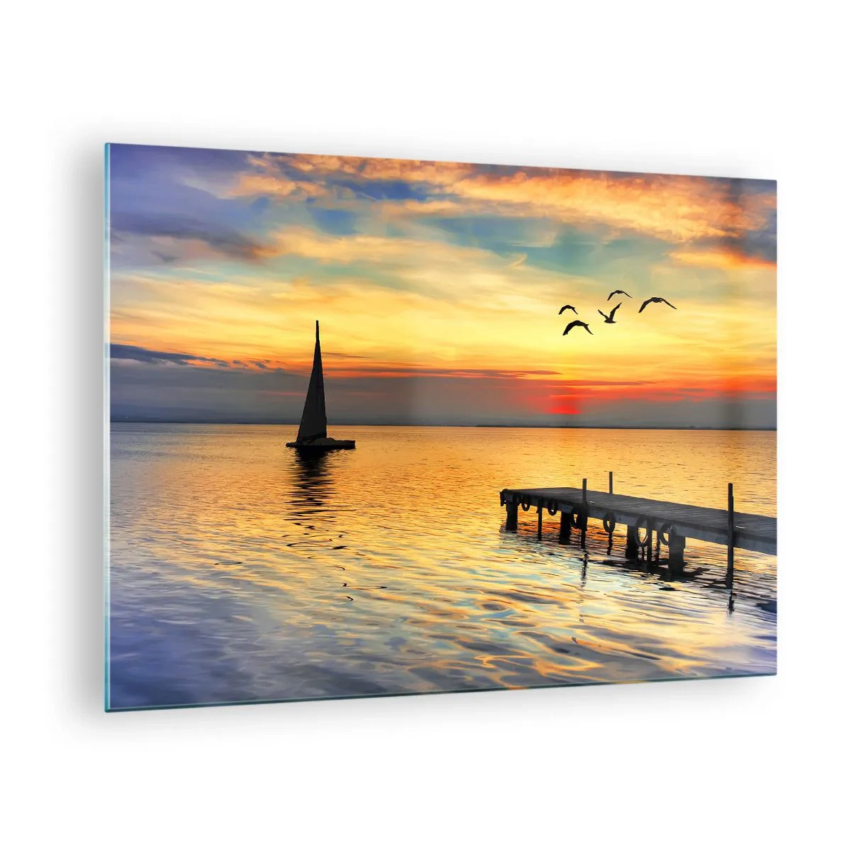 Tablou pe sticlă - Barcă cu pânze și dig la apus pe un lac liniștit - 70x50cm - Retururi de seară - Decorațiune modernă pentru perete pentru living și dormitor ARTTOR
