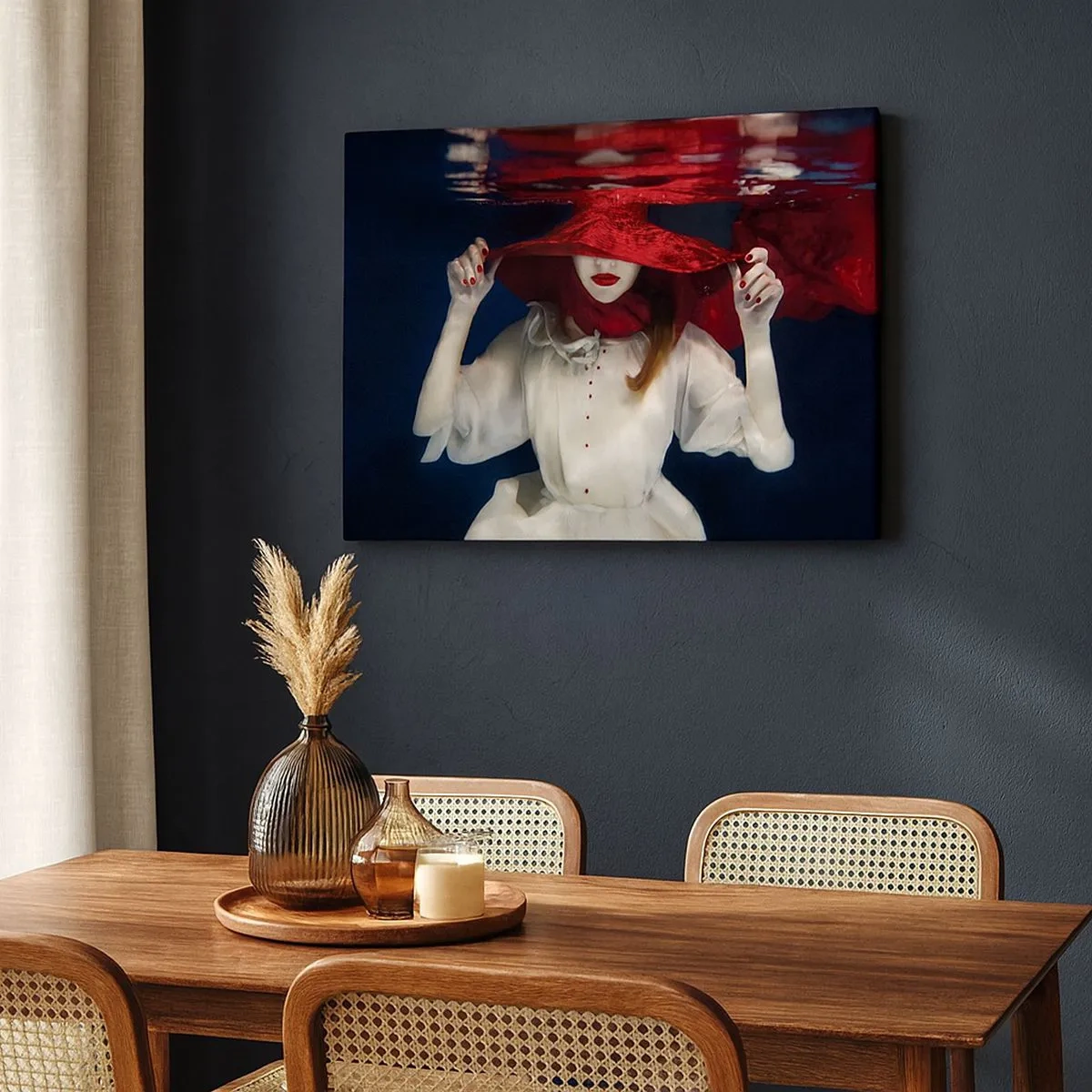 Tablou pe pânză Canvas - O femeie cu o pălărie roșie cufundată în apă - 70x50cm - Frumoasa fantomă - Decorațiune modernă pentru perete pentru living și dormitor ARTTOR
