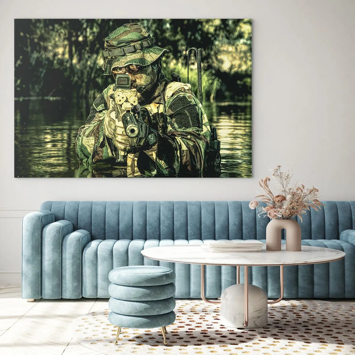 Tablou pe sticlă - Un soldat în camuflaj complet țintește printr-o vizieră într-un mediu apos. - 70x50cm - Cel mai bun dintre cei mai buni - Decorațiune modernă pentru perete pentru living și dormitor ARTTOR