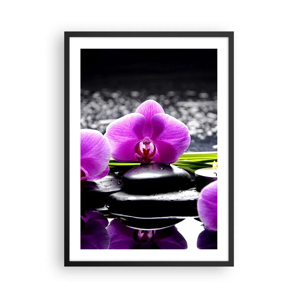 Poster în ramă neagră - O orhidee violetă pe un fundal de pietre și apă într-un cadru de tip spa - 50x70cm - Să te scufunzi în pace și liniște - Decorațiune modernă pentru perete pentru living și dormitor ARTTOR
