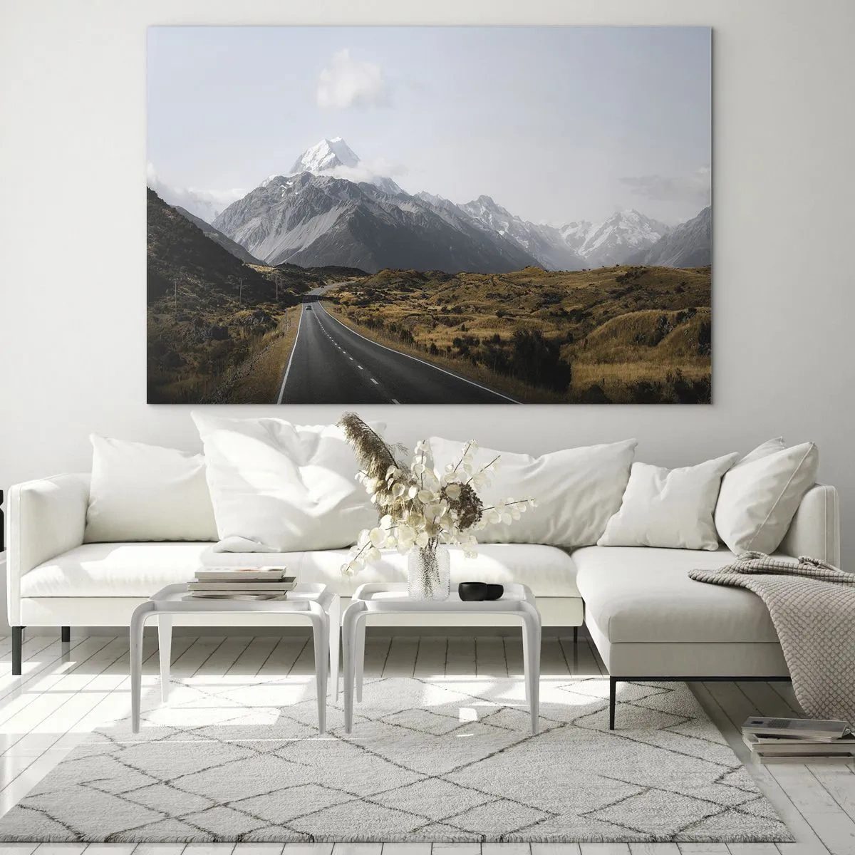 Tablou pe sticlă - Un drum asfaltat care duce spre munții acoperiți de zăpadă - 70x50cm - Drumul spre inima munților - Decorațiune modernă pentru perete pentru living și dormitor ARTTOR