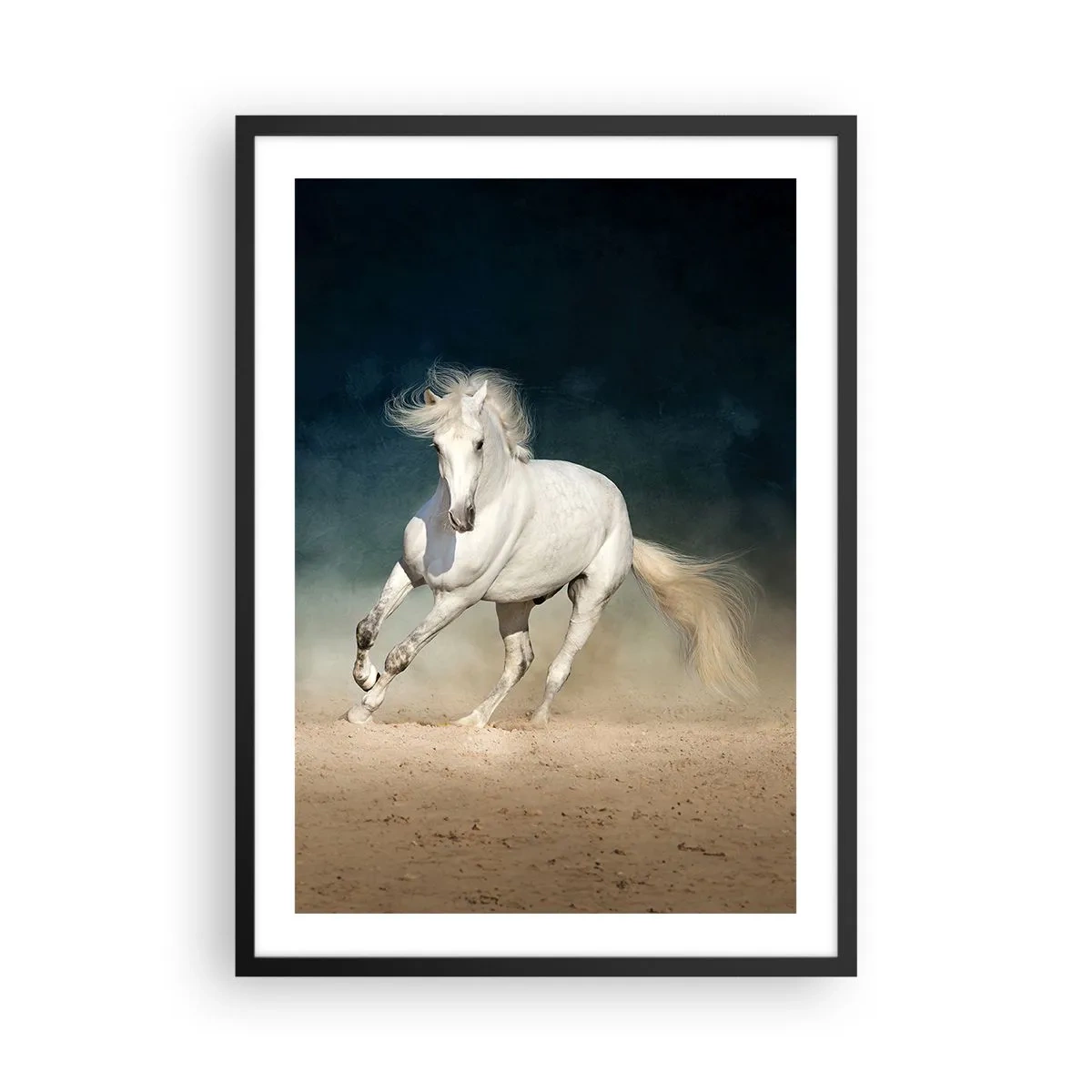 Poster în ramă neagră - Un cal alb galopând pe pământul nisipos - 50x70cm - Libertate în stare pură - Decorațiune modernă pentru perete pentru living și dormitor ARTTOR