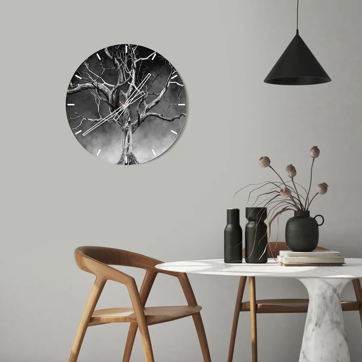 Ceas de perete - Ceas pe sticlă - Un copac uscat pe fundalul unor nori întunecați în tonuri monocromatice - 30x30cm - Primare și sacre - Decorațiune modernă pentru perete pentru living, bucătărie și dormitor ARTTOR
