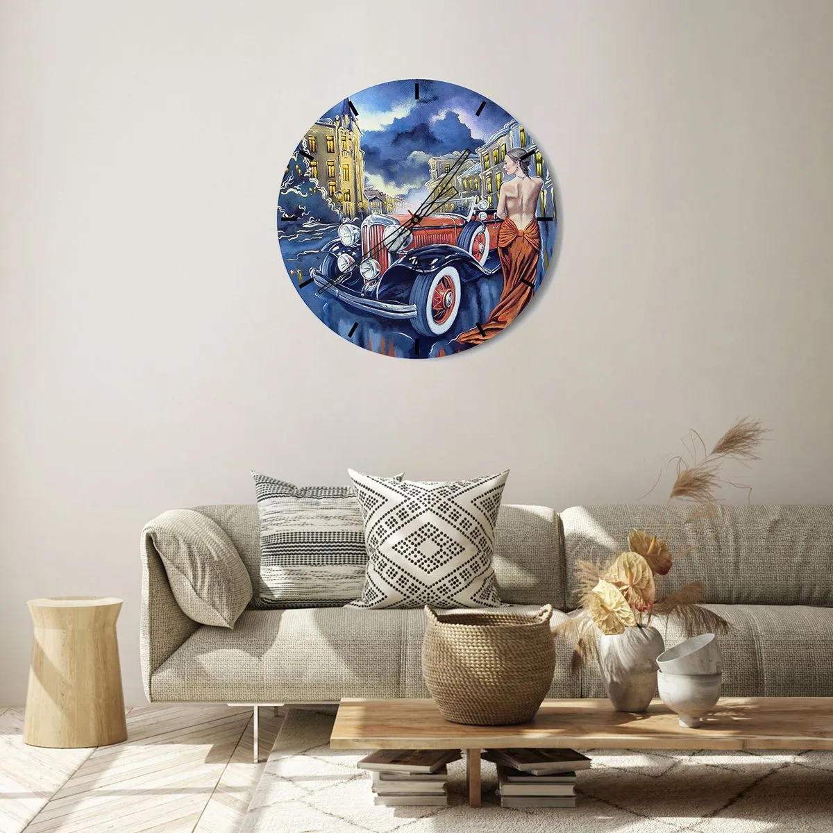 Ceas de perete - Ceas pe sticlă - O femeie într-o rochie portocalie lângă o mașină retro, cu un oraș în fundal. - 30x30cm - Nocturne în albastru și coral - Decorațiune modernă pentru perete pentru living, bucătărie și dormitor ARTTOR